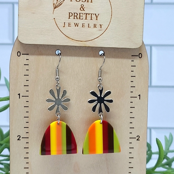 Retro design acrylic earrings - Picture 2 of 3